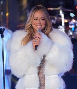 Мэрайя Кэри (Mariah Carey) Performs at the Dick Clark's New Year's Rockin' Eve with Ryan Seacrest (New York, December 31, 2017) 6495a2707528093