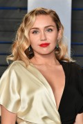 Майли Сайрус, Лиам Хемсворт (Miley Cyrus, Liam Hemsworth) Vanity Fair Oscar Party in Beverly Hills, 04.03.2018 (42xHQ) Cb0357781859223