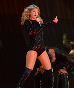 Тейлор Свифт (Taylor Swift) performs during the reputation Stadium Tour at Hard Rock Stadium in Miami, Florida, 18.08.2018 - 100xHQ 493a58956015974