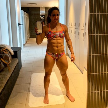 VIDEO: Powerlifter Stefanie Cohen Looks Jacked Hitting A 407lb