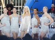 Гвен Стефани (Gwen Stefani) Macy's Thanksgiving Day Parade performance in Bryant Park (New York, November 21, 2017)(96xHQ) 6514d9677478353