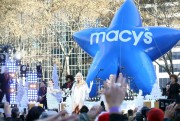 Гвен Стефани (Gwen Stefani) Macy's Thanksgiving Day Parade performance in Bryant Park (New York, November 21, 2017)(96xHQ) 57ecfb677481643