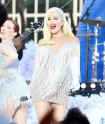 Гвен Стефани (Gwen Stefani) Macy's Thanksgiving Day Parade performance in Bryant Park (New York, November 21, 2017)(96xHQ) 6aabaf677481243