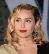 Майли Сайрус, Лиам Хемсворт (Miley Cyrus, Liam Hemsworth) Vanity Fair Oscar Party in Beverly Hills, 04.03.2018 (42xHQ) Deea80781858173