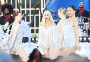 Гвен Стефани (Gwen Stefani) Macy's Thanksgiving Day Parade performance in Bryant Park (New York, November 21, 2017)(96xHQ) 34a924677481303