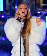 Мэрайя Кэри (Mariah Carey) Performs at the Dick Clark's New Year's Rockin' Eve with Ryan Seacrest (New York, December 31, 2017) 1e319d707527103