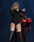 Тейлор Свифт (Taylor Swift) performs during the reputation Stadium Tour at Hard Rock Stadium in Miami, Florida, 18.08.2018 - 100xHQ 933705956017224