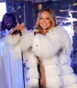 Мэрайя Кэри (Mariah Carey) Performs at the Dick Clark's New Year's Rockin' Eve with Ryan Seacrest (New York, December 31, 2017) D6c046707528373