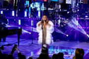 Мэрайя Кэри (Mariah Carey) Performs at the Dick Clark's New Year's Rockin' Eve with Ryan Seacrest (New York, December 31, 2017) 6a5439707529443