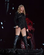 Тейлор Свифт (Taylor Swift) performs during the reputation Stadium Tour at Hard Rock Stadium in Miami, Florida, 18.08.2018 - 100xHQ 193ed8956017354