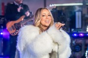 Мэрайя Кэри (Mariah Carey) Performs at the Dick Clark's New Year's Rockin' Eve with Ryan Seacrest (New York, December 31, 2017) F6fa50707530153