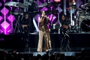 Деми Ловато (Demi Lovato) performing at 102.7 KIIS FM's Jingle Ball in Los Angeles, 01.12.2017 (77xHQ) Fecc2f677474903