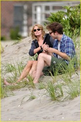Robert Pattinson - With Emilie de Ravin filming the romantic drama Remember Me on the beach in New York (June 19 2009)