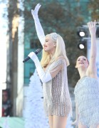Гвен Стефани (Gwen Stefani) Macy's Thanksgiving Day Parade performance in Bryant Park (New York, November 21, 2017)(96xHQ) 1f9b2c677479703