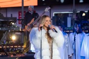 Мэрайя Кэри (Mariah Carey) Performs at the Dick Clark's New Year's Rockin' Eve with Ryan Seacrest (New York, December 31, 2017) 026fad707530883