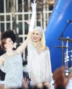Гвен Стефани (Gwen Stefani) Macy's Thanksgiving Day Parade performance in Bryant Park (New York, November 21, 2017)(96xHQ) Fe5d9a677481693