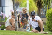 Chris Hemsworth and wife Elsa Pataky - Out for lunch at the trendy Byron Bay cafe. 01/09/2019