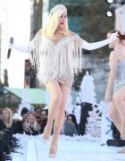 Гвен Стефани (Gwen Stefani) Macy's Thanksgiving Day Parade performance in Bryant Park (New York, November 21, 2017)(96xHQ) 0fcec9677478973