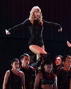 Тейлор Свифт (Taylor Swift) performs during the reputation Stadium Tour at Hard Rock Stadium in Miami, Florida, 18.08.2018 - 100xHQ Ecf28d956016574