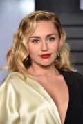 Майли Сайрус, Лиам Хемсворт (Miley Cyrus, Liam Hemsworth) Vanity Fair Oscar Party in Beverly Hills, 04.03.2018 (42xHQ) A8f8a7781858453
