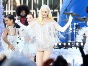 Гвен Стефани (Gwen Stefani) Macy's Thanksgiving Day Parade performance in Bryant Park (New York, November 21, 2017)(96xHQ) D4a655677481463