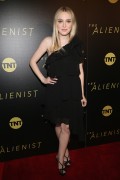 Дакота Фаннинг (Dakota Fanning) 'The Alienist' premiere held at the iPic Cinema in New York City, 16.01.2018 - 67xHQ 93b156729659823