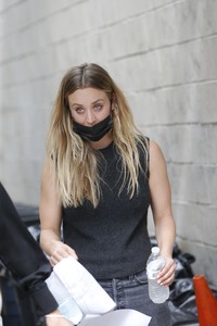 Kaley Cuoco - Page 2 3c6cf81354640855