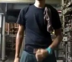 MALIBOG NA PINOY NAGJAKOL SA BODEGA