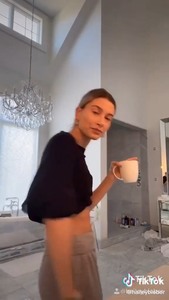 Hailey Bieber (Baldwin) 853f831341324952