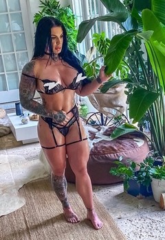 Laura marie muscle bombshell