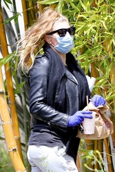 Fergie (Stacy Ferguson) - wearing a mask and latex gloves in Santa Monica, 04/05/2020
