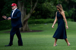 Melania Trump walks on the South Lawn of the White House after arriving on Marine One in Washington 7.06.2019 (x4)