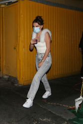 Millie Bobby Brown - Wears a face mask as she grabs dinner with friends in West Hollywood (September 17, 2020)