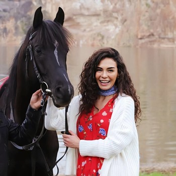 Hercai - set - poze - Pagina 9 B395fc1352897324