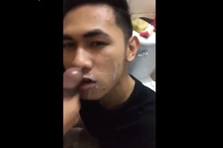 PINALIGUAN NG TAMOD SA CR SI GWAPO