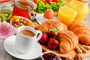 Завтрак с круассанами / Breakfast consisting of croissants Cc2a831337916538