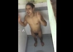 BINATA DI NAPIGILANG MAG JAKOL SA CR