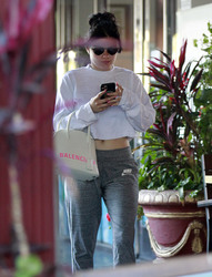 Ariel Winter - Seen stepping out for coffee run in Los Angeles, 2020-01-13
