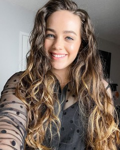 Mary Mouser D273621369761560