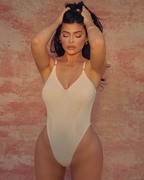 Kylie Jenner - Page 3 1812bb1338939789