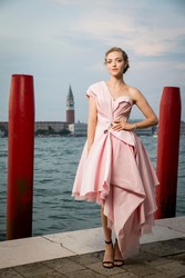 Аманда Сейфрид (Amanda Seyfried) Poses for a portrait 76th Venice Film Festival (30.08.2019) 2xHQ 33ab3f1325702325