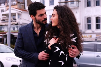 Hercai - Poze oficiale // Rezumate // Fragmente traduse  - Pagina 10 702dd41334141389