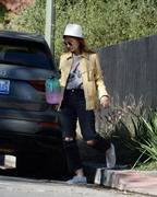 Olivia Wilde picking up her kids at Jason Sudeikis' house in Los Angeles on December 19, 2020
