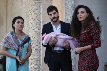 Hercai - Poze oficiale // Rezumate // Fragmente traduse  - Pagina 16 C12a5e1359412569