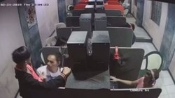 CHINUPA AT SINALSAL NG BAKLA ANG TITI NG BINATILYO SA COMPUTER SHOP
