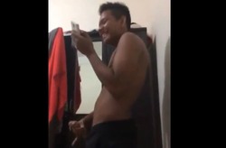 JAKOL HABANG NOOD SI TROPA