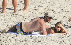 Liam Hemsworth with his new girlfriend, Gabriella Brooks, at the beach in Byron Bay - 16th January 2020