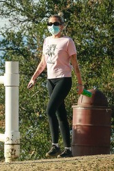 Miley Cyrus - Out for a hike in Los Angeles 04/30/2021