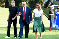 Melania Trump arrives on the White House lawn after returning from her New Jersey vacation home 18.08.2019 (x6)