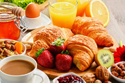 Завтрак с круассанами / Breakfast consisting of croissants C8daa01337916566